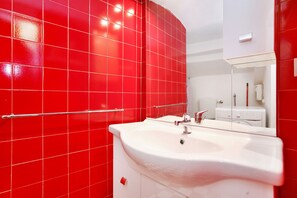 Combined shower/tub, bidet, towels