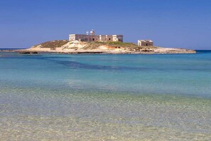 Na praia, espreguiçadeiras 