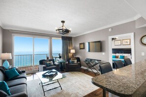 Smart TV, libri, biblioteca musicale, impianto stereo