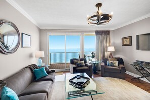 Smart TV, libri, biblioteca musicale, impianto stereo