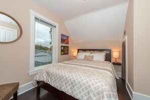 4 bedrooms, iron/ironing board, WiFi, bed sheets