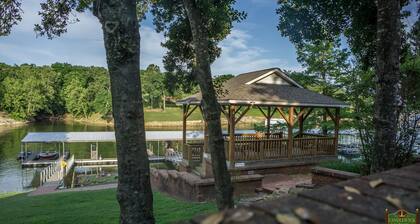 Home On Private Waterfront Resort. Pool and Dock Slip.