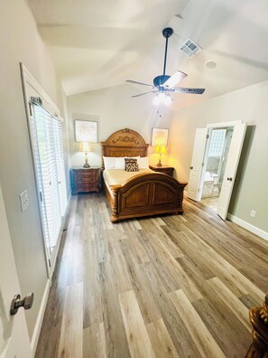 3 makuuhuonetta, silitysrauta/-lauta, ilmainen Wi-Fi, vuodevaatteet