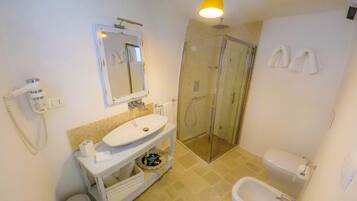 Douche, sĂšche-cheveux, bidet, serviettes fournies