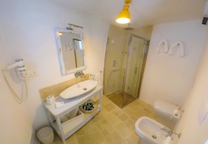 Shower, hair dryer, bidet, towels