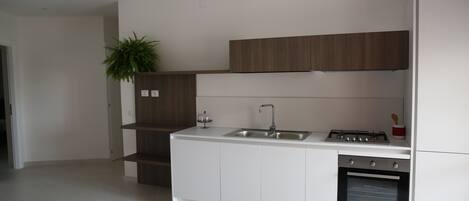 Refrigerador, horno, parrilla de estufa y cafetera y tetera