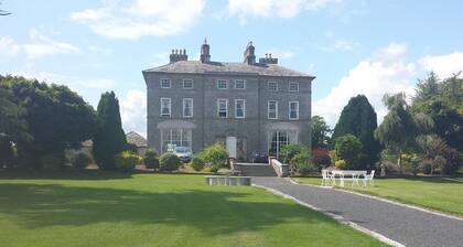 NEW TO VRBO - 5 Star Unique Irish Country Manor House - Centrally Located