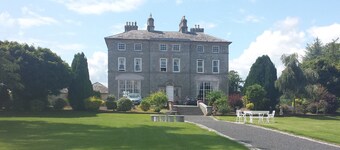 NEW TO VRBO - 5 Star Unique Irish Country Manor House - Centrally Located