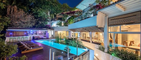 Una piscina al aire libre, cabañas de piscina gratuitas, tumbonas