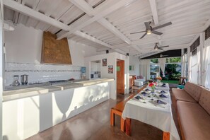 Design-Villa, 6 Schlafzimmer, eigener Pool, Meerblick | Eigene Küche | Kühlschrank, Mikrowelle