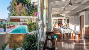 Design-villa - 6 soveværelser - privat pool - havudsigt | Spisestue