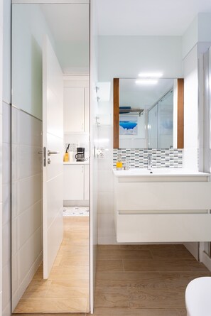 Shower, hair dryer, towels, toilet paper