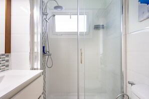 Douche, sĂšche-cheveux, serviettes fournies, papier toilette