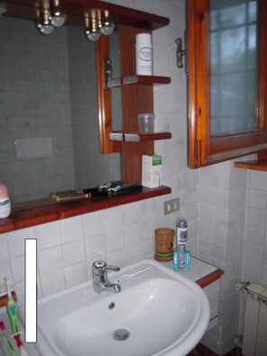 Een douche, een haardroger, een bidet, handdoeken