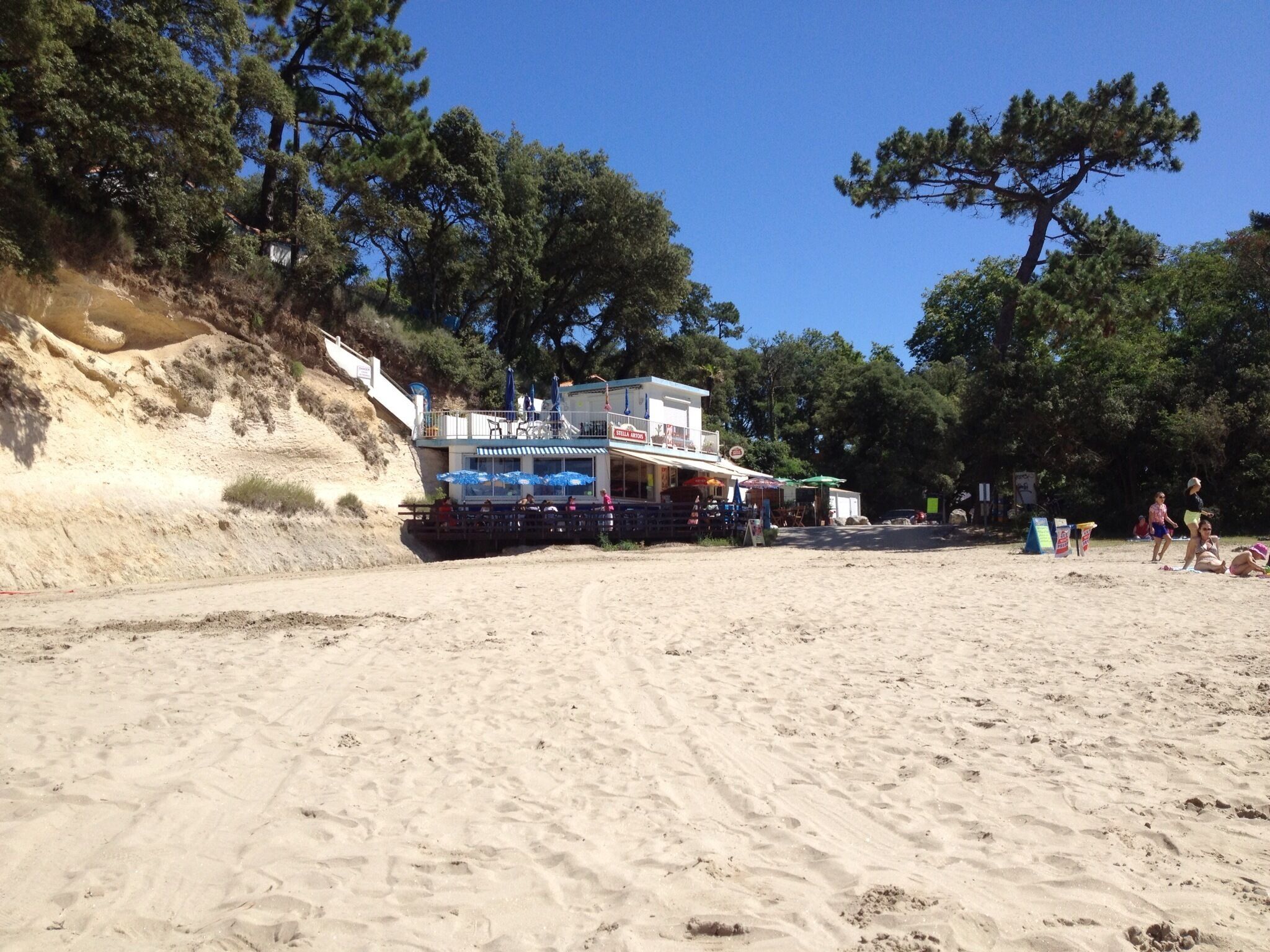 Chaises longues, serviettes de plage