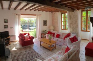TV, fireplace, DVD player, ping pong -  Stunning stone house and annexe  with large private heated Pool. Amazing views! (Saint-Fort-Sur-Gironde)