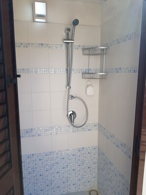 Douche, sèche-cheveux, bidet, serviettes fournies