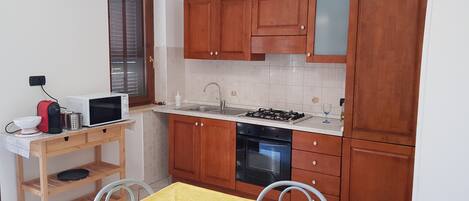 Kylskåp, mikrovågsugn, ugn och spishäll