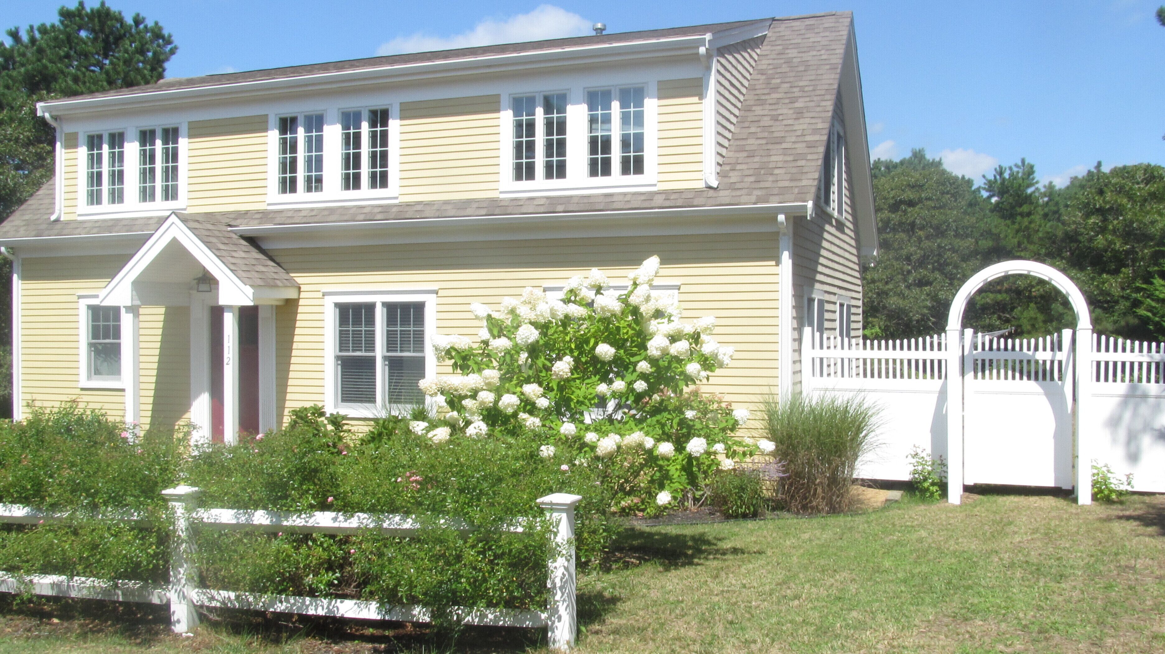 Happy Yellow House - Family and pet-friendly;  walkable to Ridgevale Beach