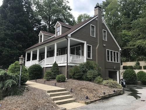Cozy Lake Lanier Lake House Retreat with Tesla Charging 15 miles from TIEC