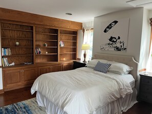 3 bedrooms, iron/ironing board, travel crib, free WiFi