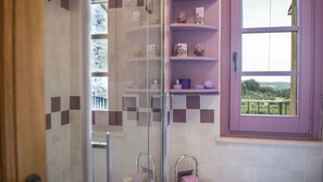 Douche, séchoir à cheveux, bidet, serviettes fournies