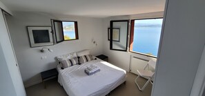 6 bedrooms, iron/ironing board, travel cot, free WiFi - Stunning 180º view of the sea and bay of Cannes, 100 m away from the sea, pool (Théoule-Sur-Mer)