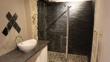 Een haardroger, handdoeken