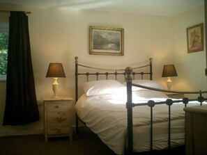 2 bedrooms, iron/ironing board, free WiFi, bed sheets - Pool Cottage (Machynlleth)