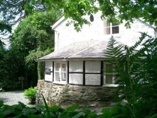 Exterior - Pool Cottage (Machynlleth)