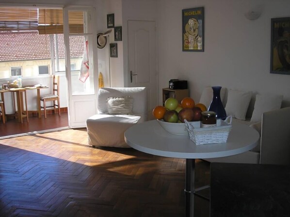 Télévision, livres, chaîne hi-fi