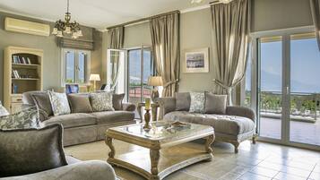 Smart TV, fireplace, stereo