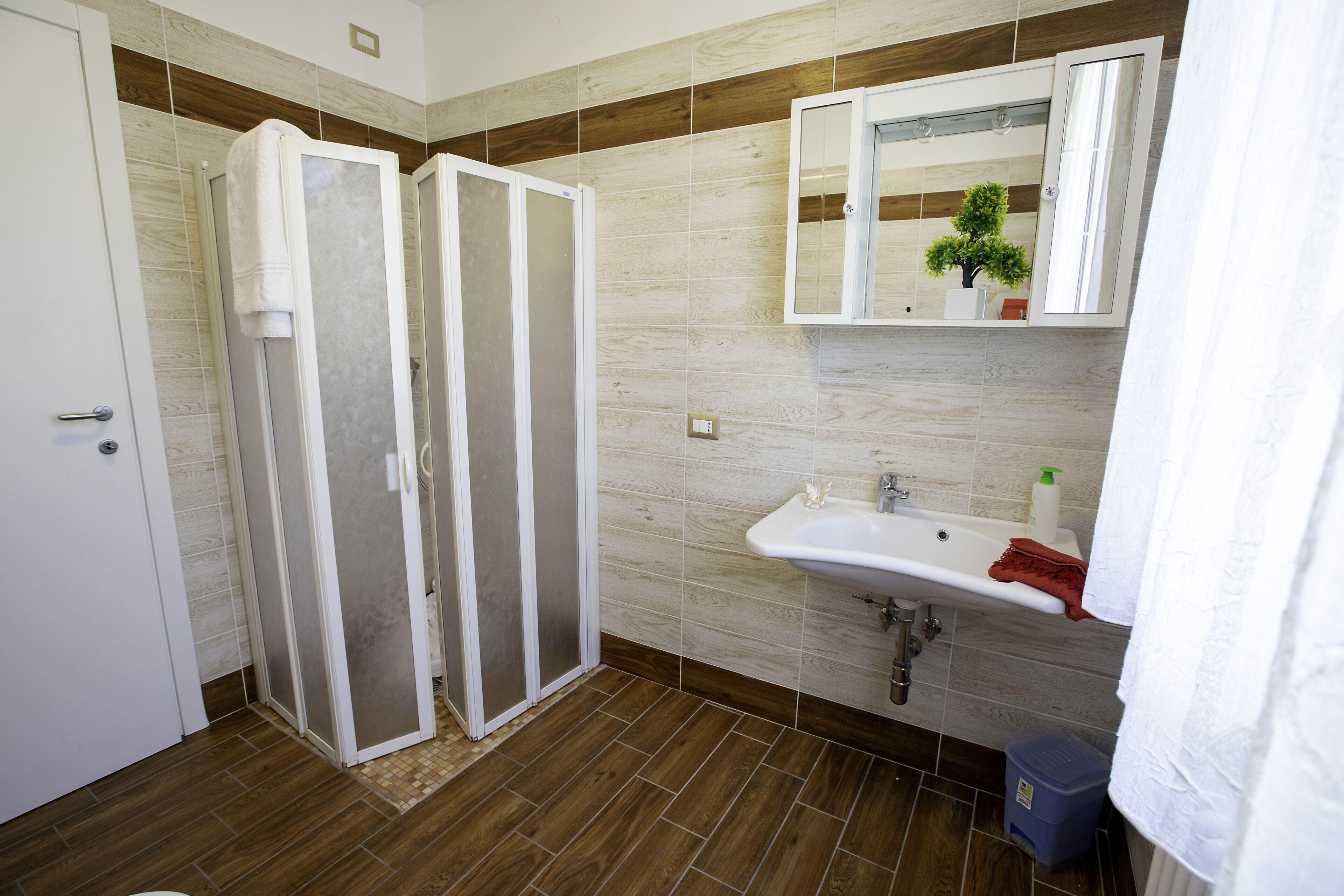 Douche, sèche-cheveux, bidet, serviettes fournies