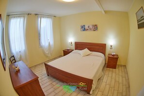 4 bedrooms, iron/ironing board, WiFi, bed sheets