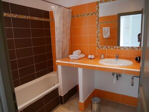 Duschwanne, Haartrockner, Toilettenpapier