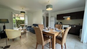 Un espacio de estar moderno con comedor, cocina y zona de estar.