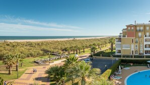 Ein Resort mit Pool, Strandzugang und Meerblick.