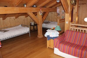 4 bedrooms, iron/ironing board, WiFi, bed sheets