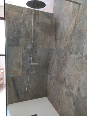 Badewanne, Haartrockner, Bidet, Handtücher