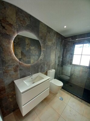 Baignoire, sĂšche-cheveux, bidet, serviettes fournies