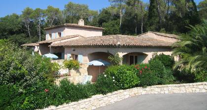 In einer herrlichen 2-Personen-Studio-Villa mit Terrasse und Garten