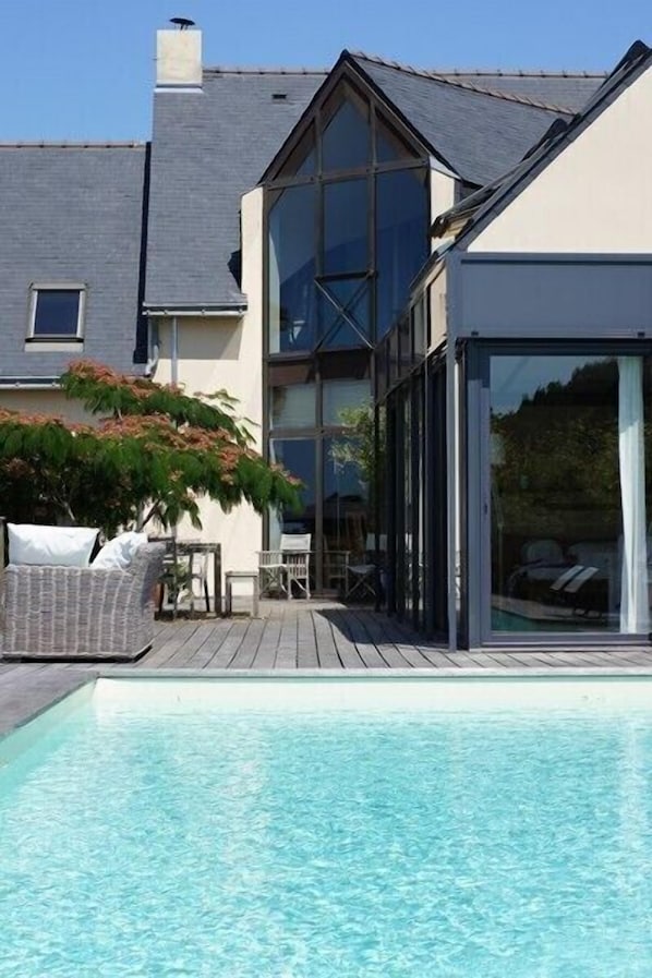 Una piscina al aire libre, una piscina climatizada