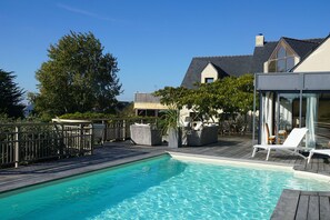 Una piscina al aire libre, una piscina climatizada
