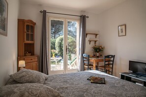 Iron/ironing board, free WiFi, bed sheets - Charming studio in villa in Saint Paul de Vence with terrace and garden (Saint-Paul-De-Vence)