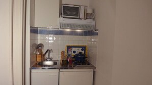 A compact kitchen with a microwave, coffee maker, and a small sink. - Charming studio in villa in Saint Paul de Vence with terrace and garden (Saint-Paul-De-Vence)