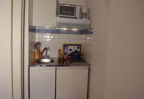 Réfrigérateur, four, plaque de cuisson, cafetière/bouilloire
