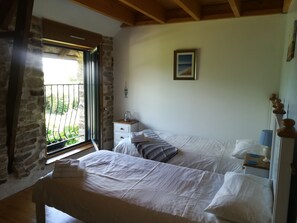 3 habitaciones, tabla de planchar con plancha y cuna de viaje 