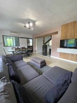 TV, pebolim, mesa de pingue-pongue, livros