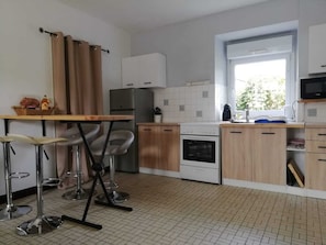 Fridge, microwave, oven, stovetop - NEW: Lovely large farmhouse in Brittany. Private heated pool + Wellness Retreat. (Landéhen)