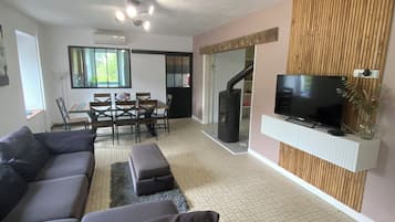 Een televisie, tafelvoetbal, een tafeltennistafel en boeken